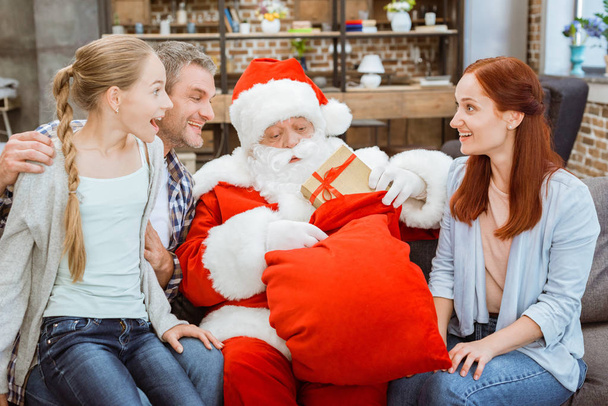 Семья и Санта-Клаус
 - Фото, изображение
