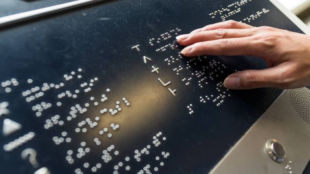 Χέρι αγγίζει αλφάβητο Braille - Φωτογραφία, εικόνα