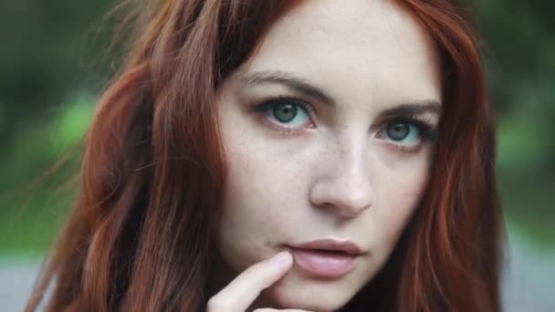 Lähikuva muotokuva kaunis punatukkainen tyttö ilmeikäs silmät. 20s
 - Materiaali, video