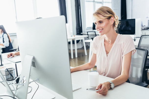 businesswoman using desktop computer  - Foto, afbeelding