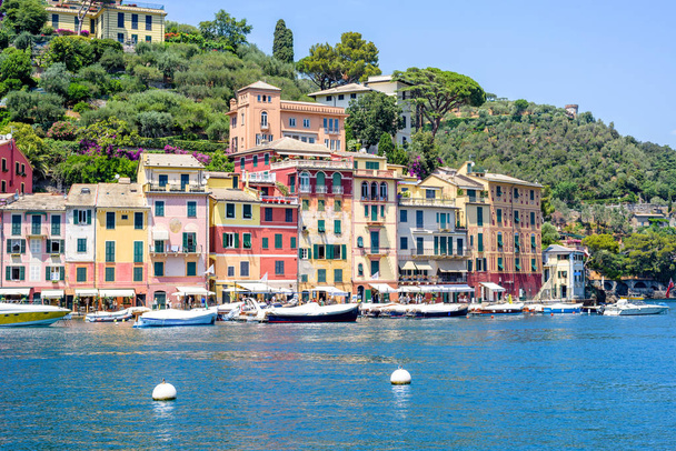 Gyönyörű nyári nézet hajók a víz és a Portofino városban épületek - Fotó, kép