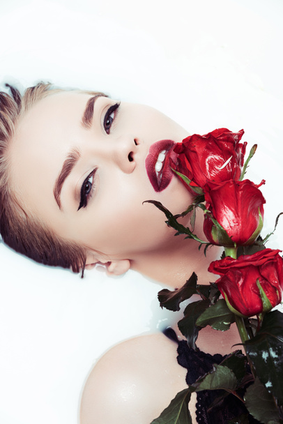 woman with red roses - Fotó, kép