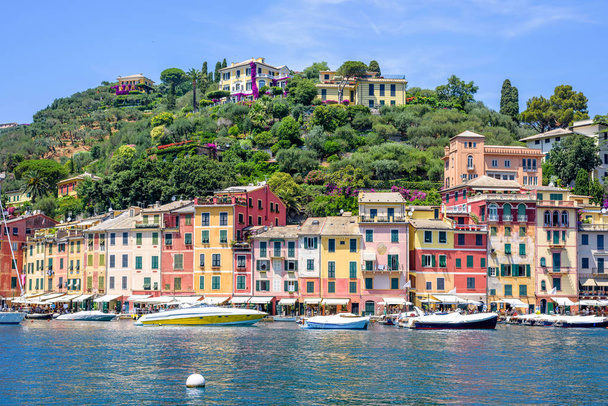 Hermosa vista de la luz del día a los barcos en el agua y los edificios en la ciudad de Portofino
 - Foto, Imagen