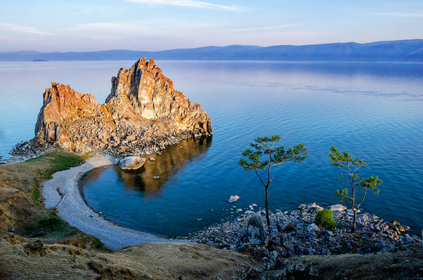 Літній захід сонця над рок Shamanka Бурхан на Olkhon острові в озеро Байкал в Росії - Фото, зображення