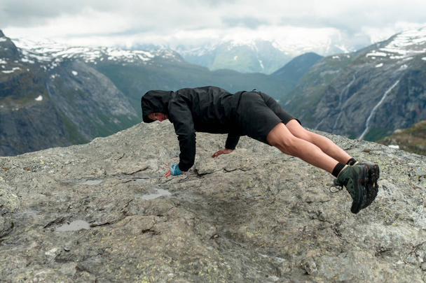 Trolltunga in Norwegen ist sagenhafte Schönheit - Foto, Bild