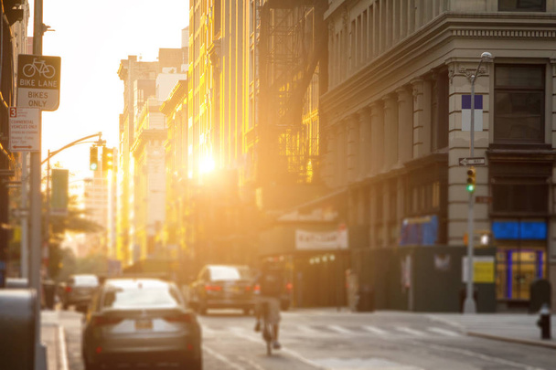 Liefermann fährt mit Fahrrad durch die Straßen von New York City - Foto, Bild