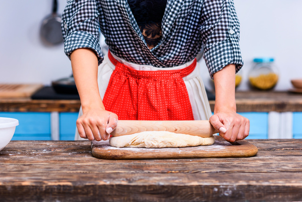 woman kneading dough - Foto, Imagen