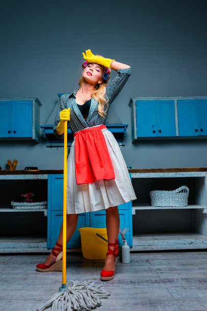 housewife mopping floor - Fotografie, Obrázek