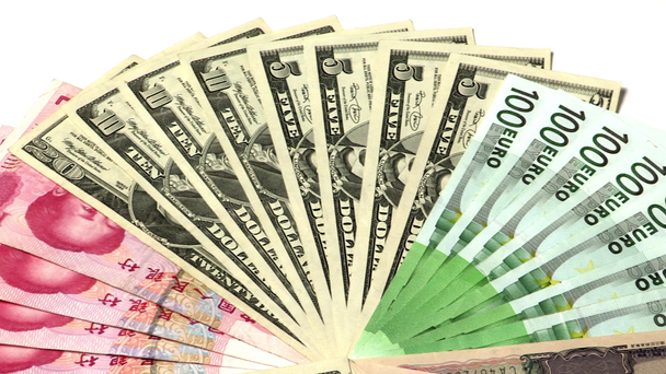 inzameling van papier valuta in de vorm van de cirkel op lichte achtergrond, economie-concept  - Video