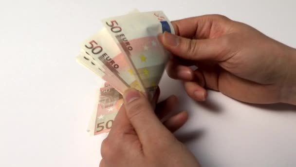 男性の手が白い背景で隔離ユーロ通貨をカウント  - 映像、動画