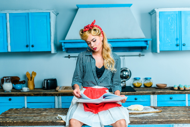 housewife reading cookbook  - Zdjęcie, obraz