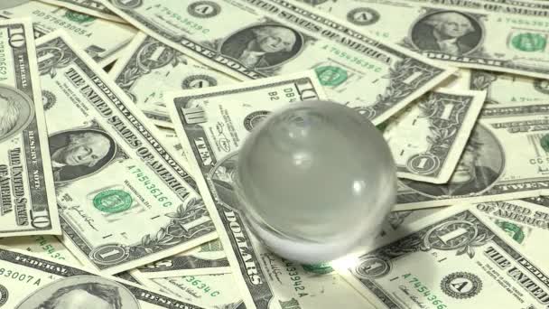 bola de vidrio torciéndose sobre fondo de dólares, Economía y Concepto de Negocios
  - Metraje, vídeo
