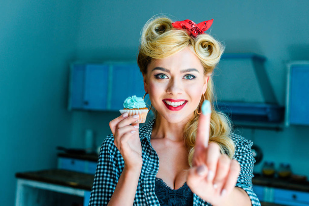 pin up girl with cupcake - Foto, afbeelding