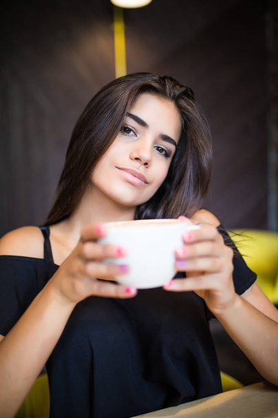 Beauty Woman with cup of tea has a rest at the coffee bar - Foto, Imagem