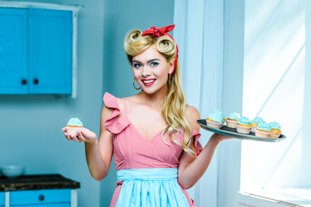 pin up housewife with cupcakes - 写真・画像