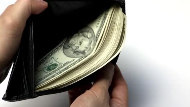 lidské ruce otevírání kabelku s hromadou dolarové bankovky  - Záběry, video