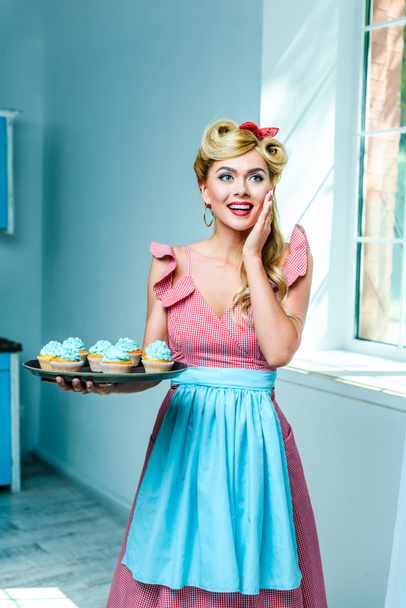 pin up woman with cupcakes - Fotoğraf, Görsel