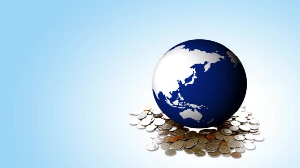 roterende wereldbol met piggy banks op stapel van munten, economie-concept  - Video
