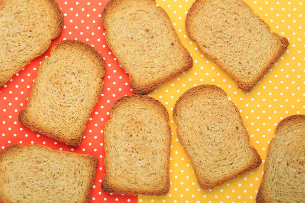 Brood met kleurrijke bekroond achtergrond - Foto, afbeelding