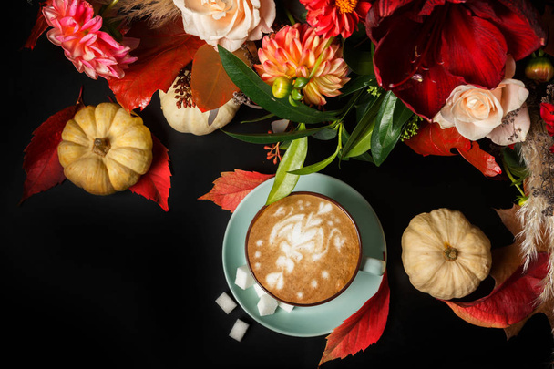 Cappuccino káva a květiny složení na černém pozadí - Fotografie, Obrázek