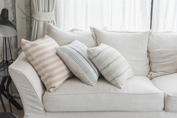 oturma odasında beyaz klasik kanepe yastık ayarla - Fotoğraf, Görsel