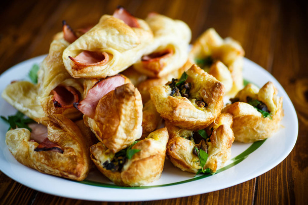 Baked puff pastry with bacon - Foto, Imagen