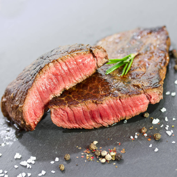 közepes sült steak, sóval és borssal - Fotó, kép
