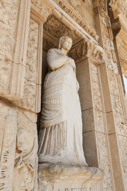 Personificatie van de deugd, Arete standbeeld in Efeze oude stad - Foto, afbeelding
