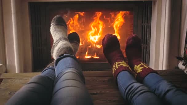 Nahaufnahmen von verliebten Paaren, die sich an kalten Wintertagen am Kamin entspannen - Filmmaterial, Video