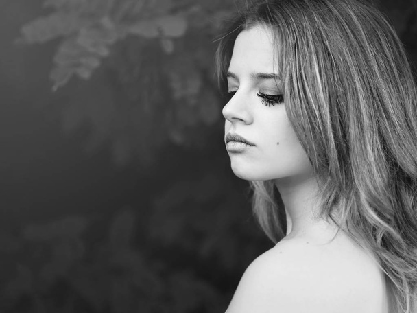 Black and white portrait a beautiful girl with the lowered look - Foto, Imagem