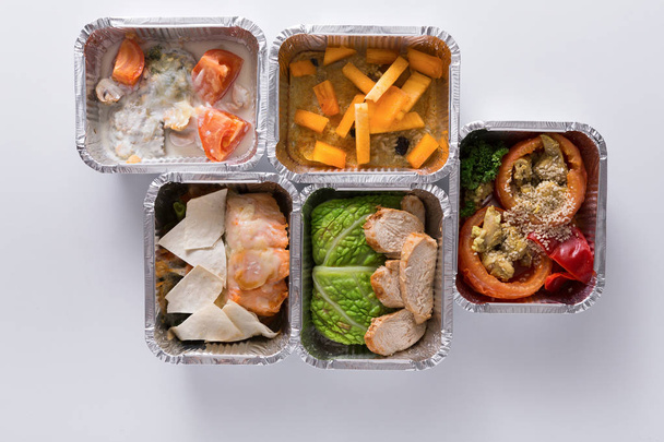 Здоровое питание унести в коробках на белом фоне
 - Фото, изображение