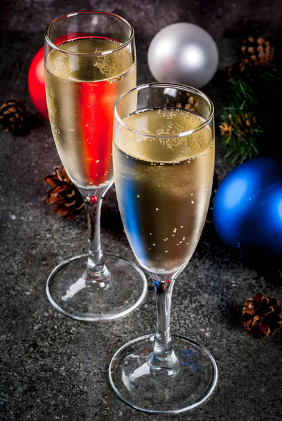 Champagner und Weihnachtsdekoration - Foto, Bild