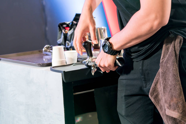 Ασιατικές barista tamping αλεσμένο καφέ σε γραμμή μετρητή - Φωτογραφία, εικόνα