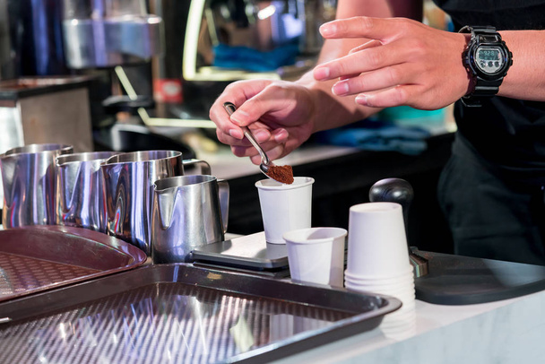 Barista sprawdzanie dobrze zmieloną kawę, aby zoptymalizować tryb - Zdjęcie, obraz