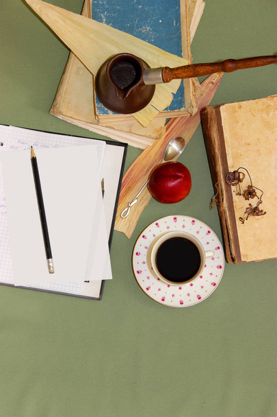 Натюрморт кофе пар, чайная ложка с завитушкой наконечник лежит на
  - Фото, изображение