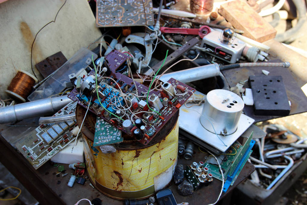 Tło z stary rzadkie komponenty elektroniczne losowo decompos - Zdjęcie, obraz