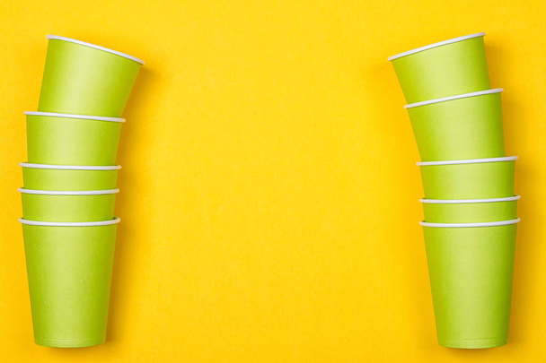 Набор зеленых бумажных стаканчиков
 - Фото, изображение