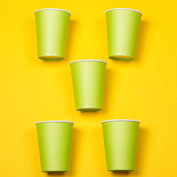 Conjunto de vasos de papel verde
 - Foto, Imagen