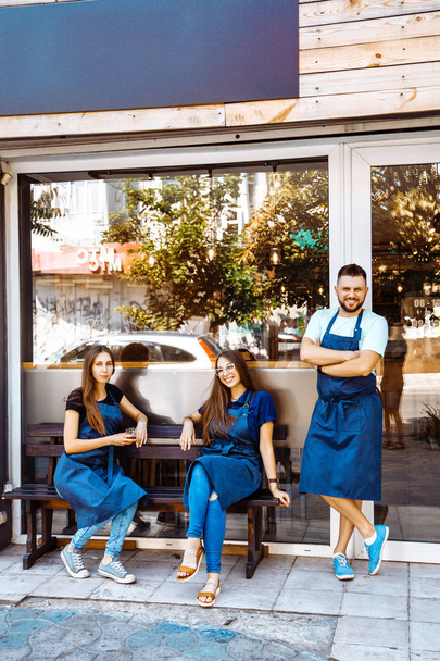 Une équipe de jeunes baristes près d'un café
 - Photo, image
