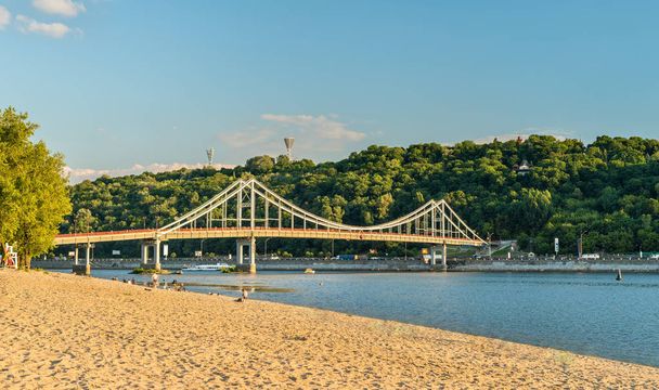 Pěší most přes Dněpr v Kyjevě, hlavní město Ukrajiny - Fotografie, Obrázek
