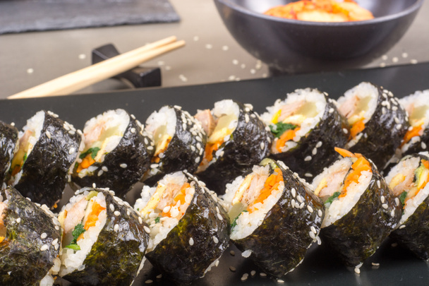 Kimbap rollos coreanos con atún
 - Foto, imagen