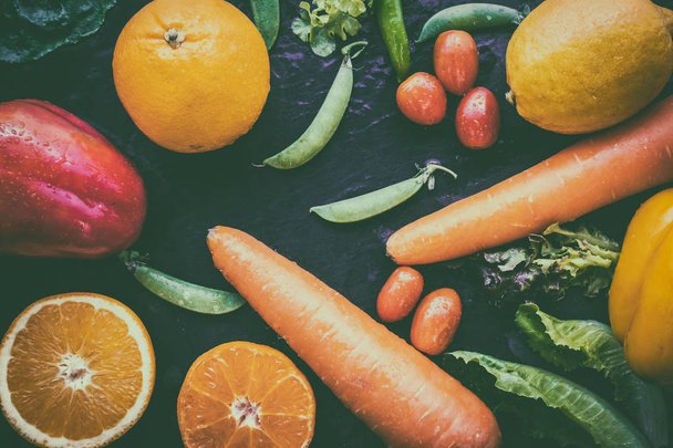 подборка свежих овощей и фруктов для здорового питания сердца, рекомендованных врачами и медицинскими работниками - Фото, изображение