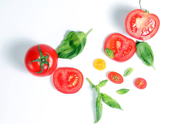Tomaatti ja basilika
  - Valokuva, kuva