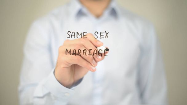 gleichgeschlechtliche Ehe, Mann schreibt auf transparentem Bildschirm - Foto, Bild