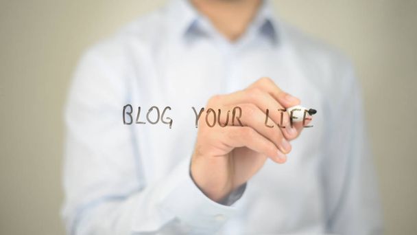 Blog Tu vida, Hombre escribiendo en pantalla transparente
 - Foto, Imagen