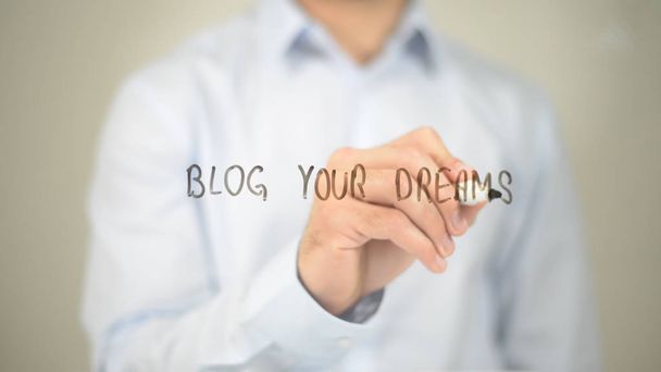 Blog Tus sueños, Hombre escribiendo en pantalla transparente
 - Foto, Imagen