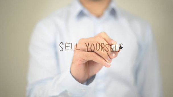 Πουλήστε τον εαυτό σας, Γράφοντας άνθρωπος σε διαφανή οθόνη - Φωτογραφία, εικόνα