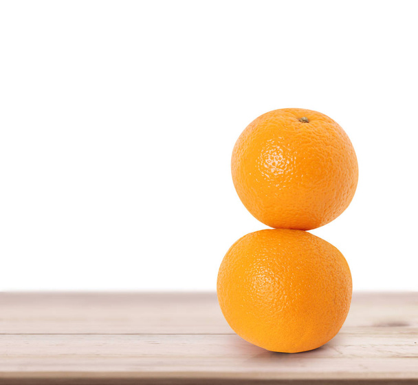 naranja sobre blanco una mesa de madera - Foto, imagen