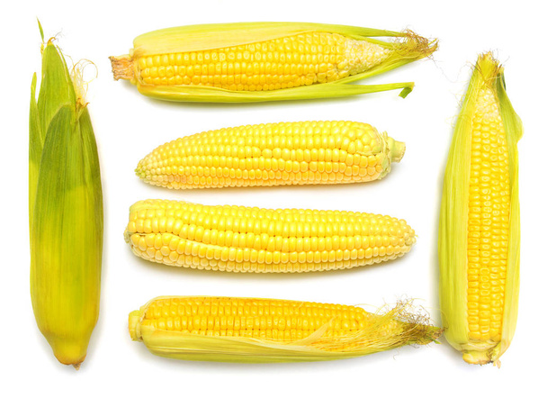 Mais mit Haut oder ohne Haut isoliert auf weißem Hintergrund - Foto, Bild