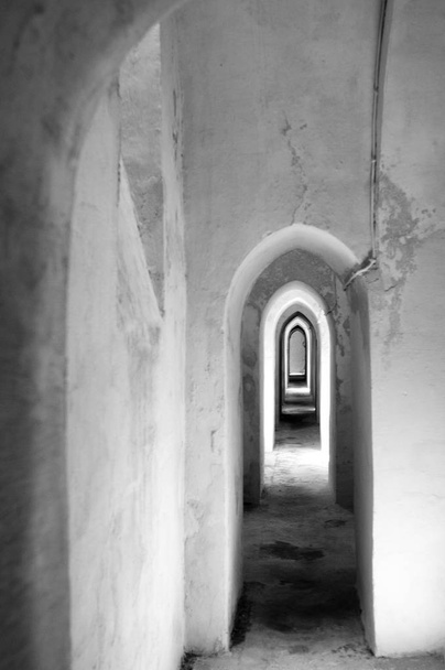 hosszú folyosó antik boltozatokkal - Fotó, kép